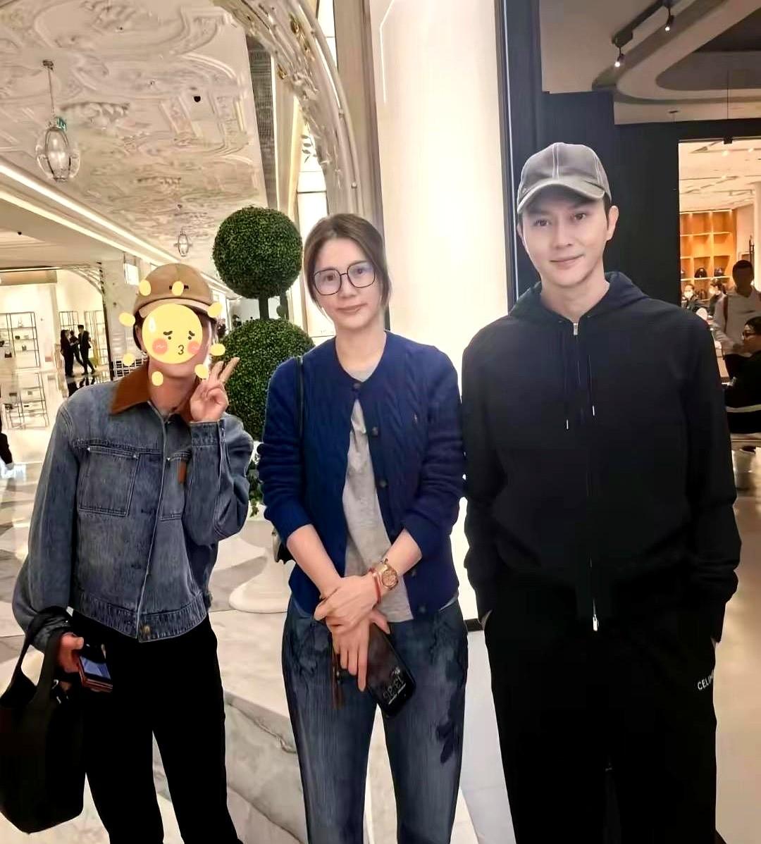 最近网友晒的袁咏仪张智霖合影，直接炸了评论区！俩人脸蛋干干净净素颜出镜——袁咏仪