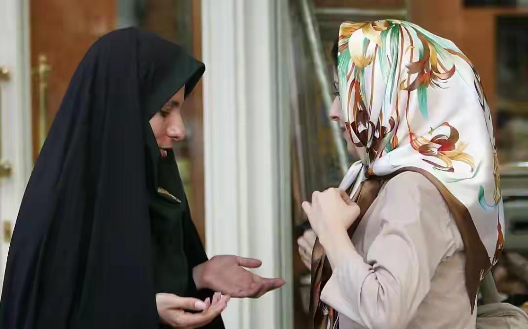 图四是伊朗的美女，这样的美女不少，但她们的美被头巾盖住了。