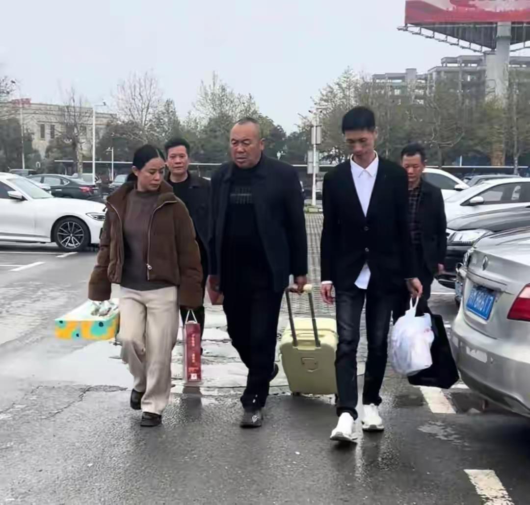 倾家荡产寻找被拐卖的亲人的最终都是一地鸡毛，你想用亲情血脉绑架经不起现实的捶打。