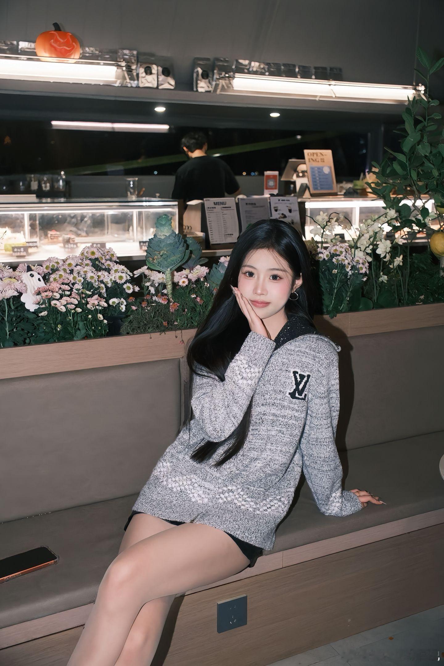 毛衣，肉丝，小白鞋