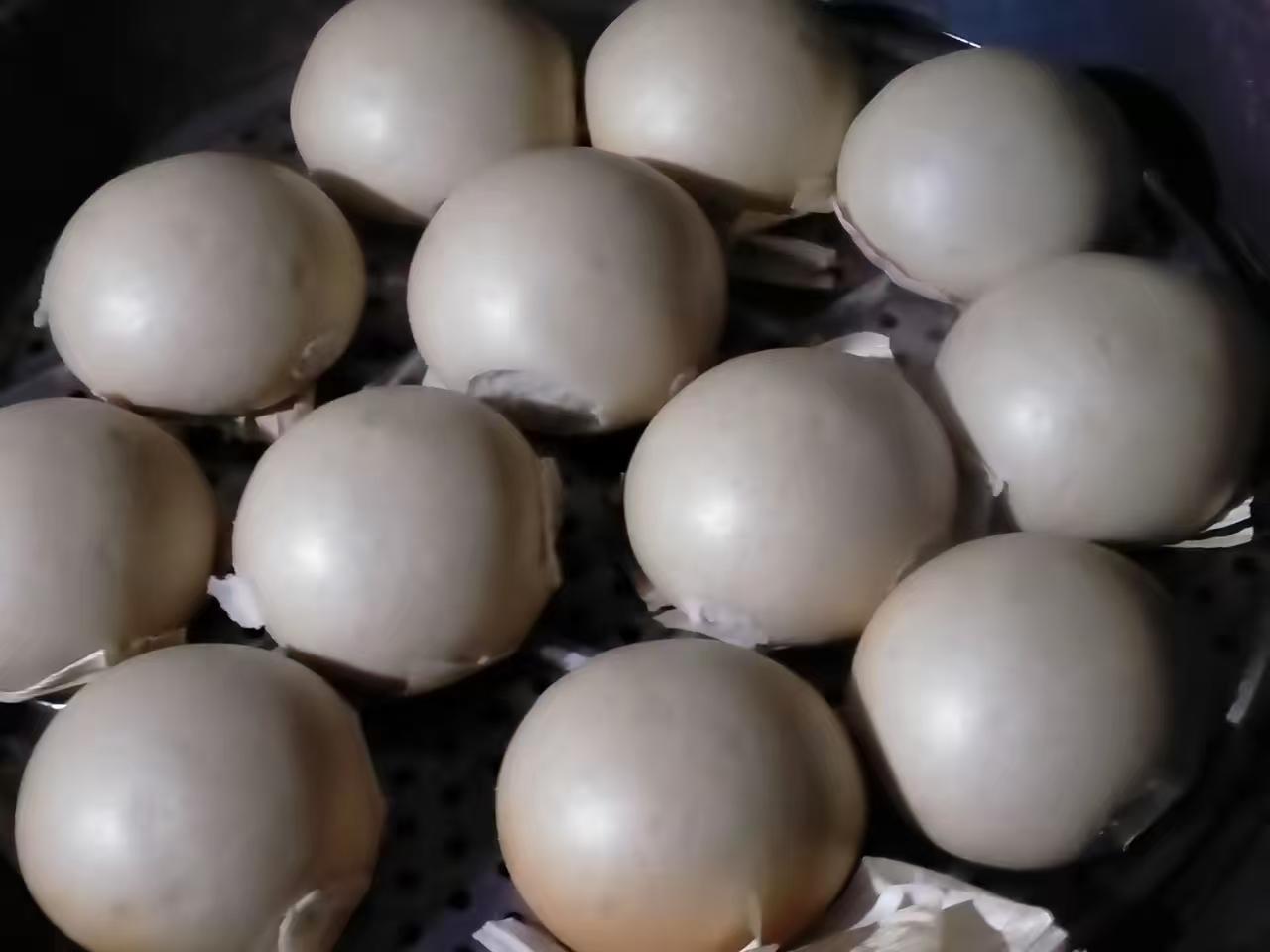 在我们胶东半岛一带，家家户户都蒸大馒头吃。水光肌大馒头，北方人最会做面食。柴