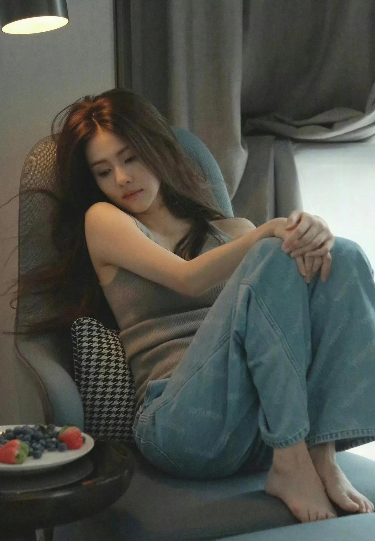 白鹿这私服也太会了！背心+牛仔甜到心尖白鹿的居家私服杀疯了✨浅灰背心搭宽