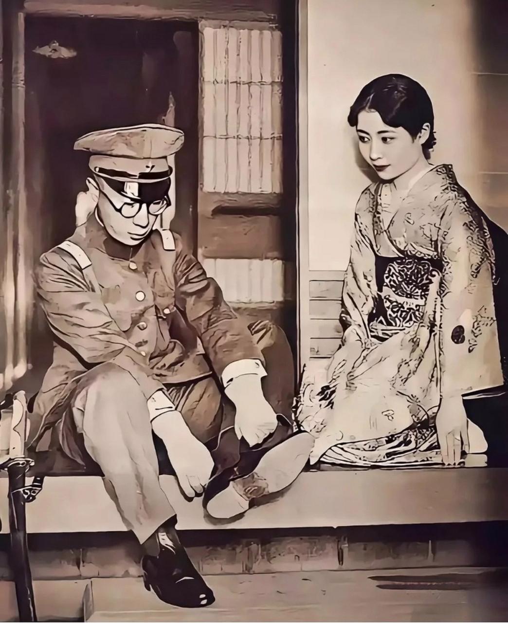 1937年，爱新觉罗·溥杰和新婚妻子嵯峨浩在日本东京留影。溥杰：末代皇帝溥仪的