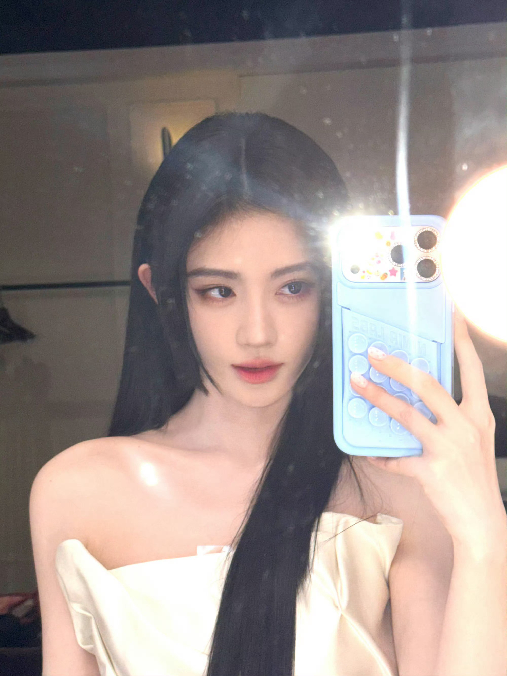 鞠婧祎粉色美甲鞠婧祎指尖盛开花朵般的温柔，粉色美甲与她的甜美笑容适配度直接拉满