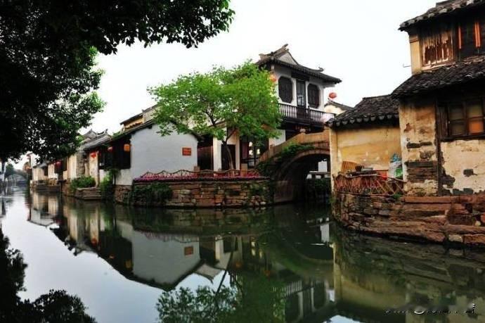 老话“水不走前门，财不离屋檐”，藏着你家的财富密码?“水不走前门，财不离屋檐