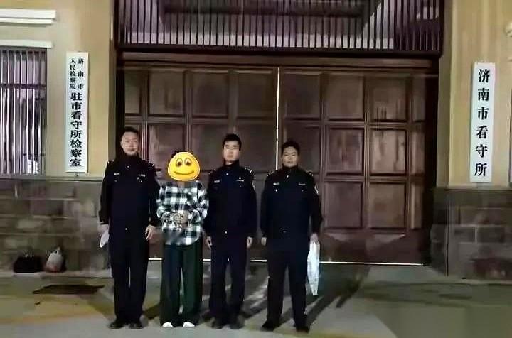 我天，刚刷到这个新闻，脑子嗡的一下。4个月，50万。骗子是她表妹，被骗的是她