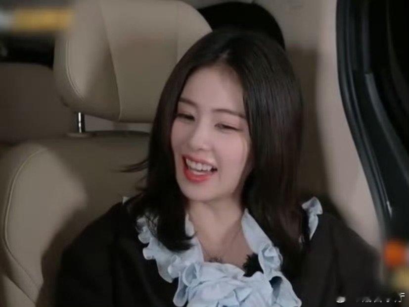 白鹿模仿秦岚说话见面就要贴脸开大，白鹿模仿秦岚也太敢了，真的又皮又萌！亲爱的客