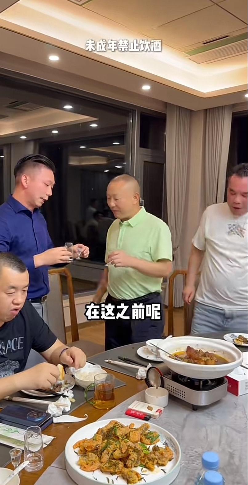 河南大网红滑不倒，太狠了，给信阳文新茶叶董事长刘文新敬酒，洋洋洒洒长篇大论说了足