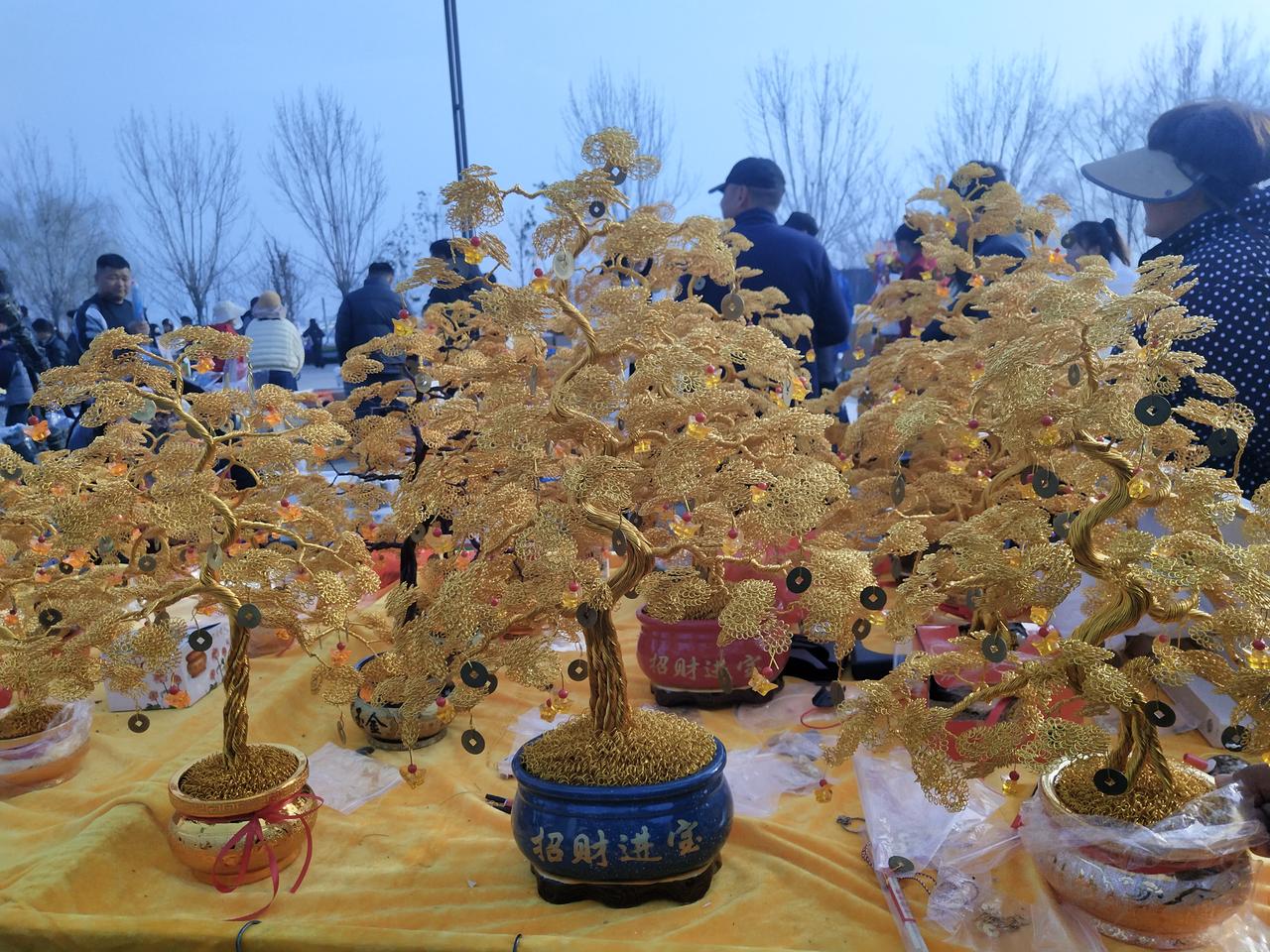 单位老张他们两口很恩爱。老张的手机屏保永远是他爱人的照片。这个我们都习以