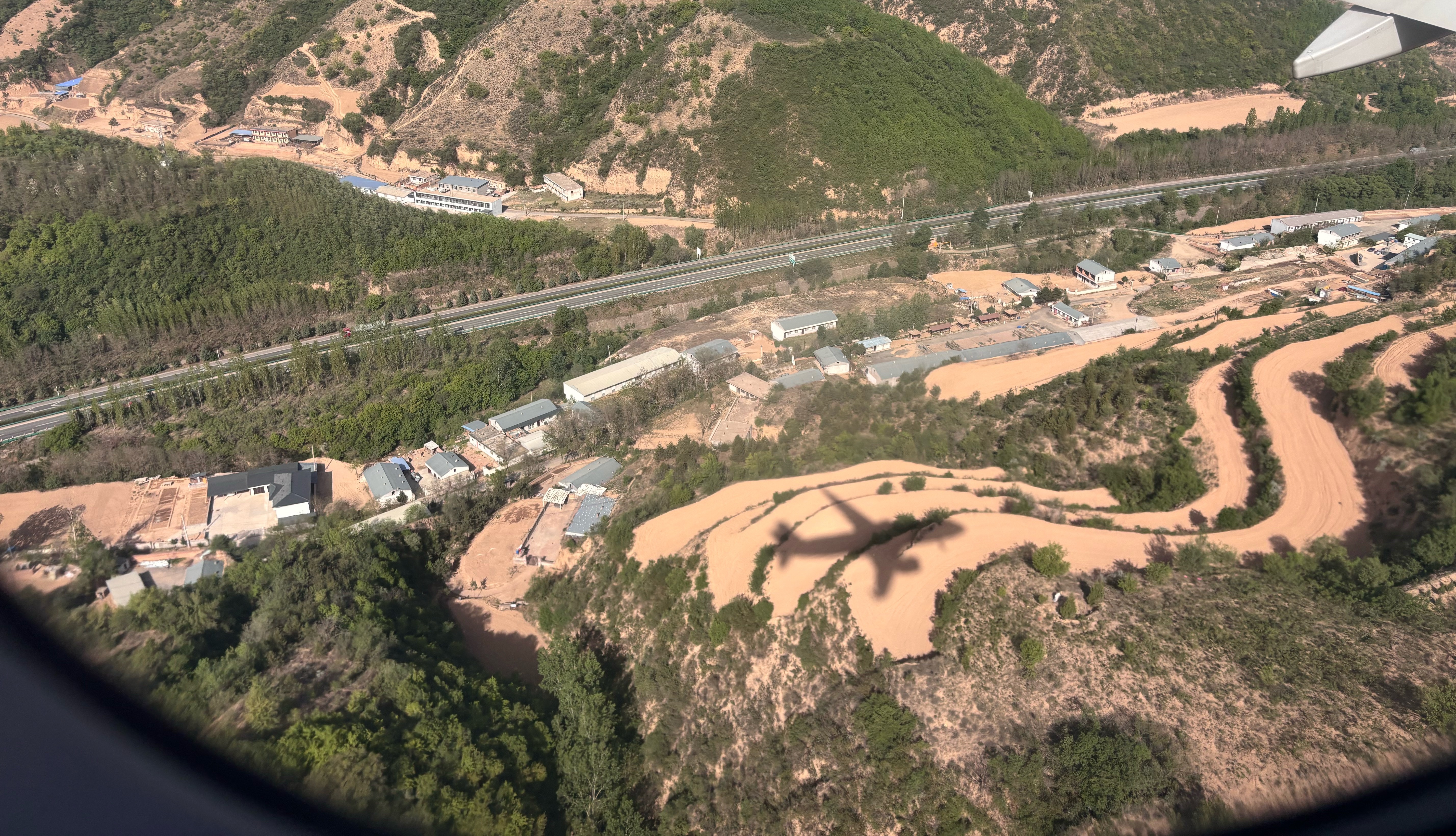 不知填了多少条沟壑建起了这南泥湾机场​​​