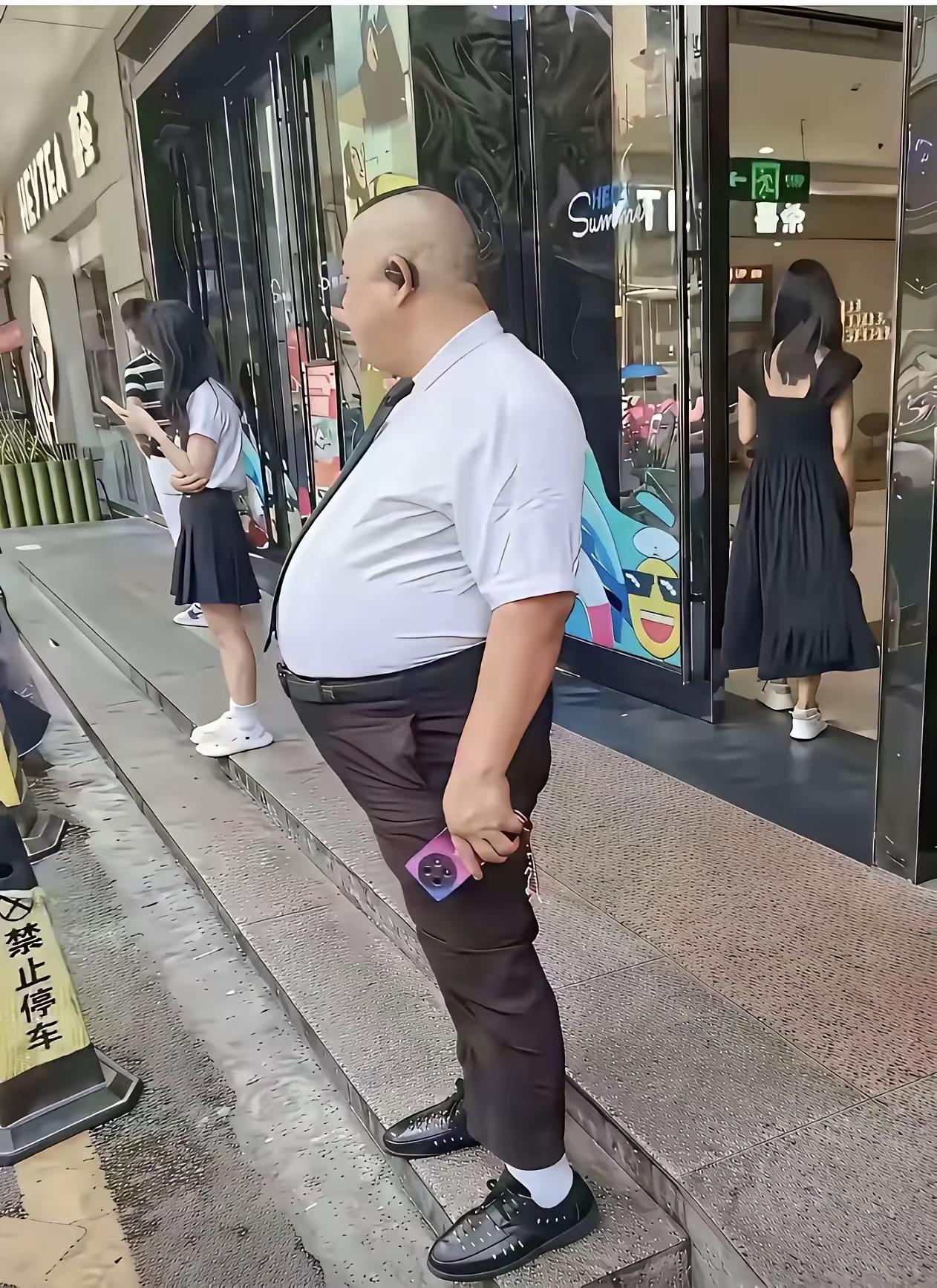 大哥大肚皮，这肚皮可以算上10月怀胎足月孕妇[捂脸哭][捂脸哭][捂脸哭]