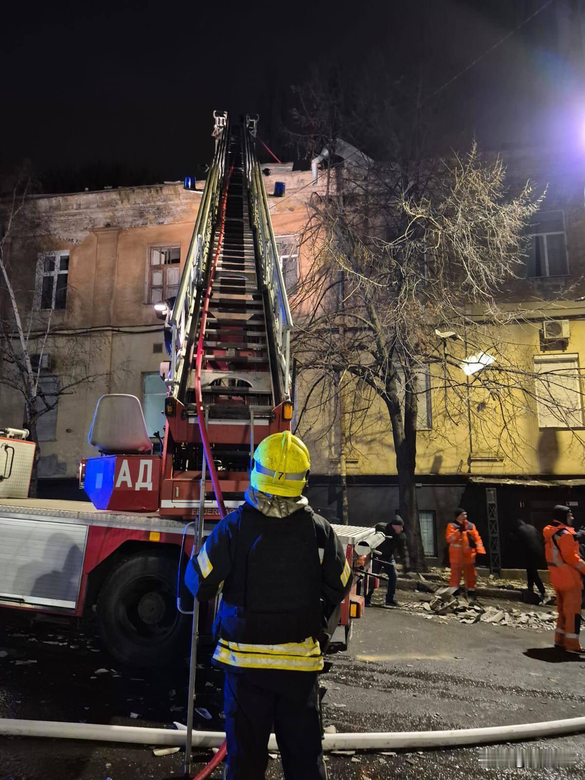 12月27日，敖德萨州内务局公布了俄军袭击敖德萨后的现场照片。市内多处民生设施遭