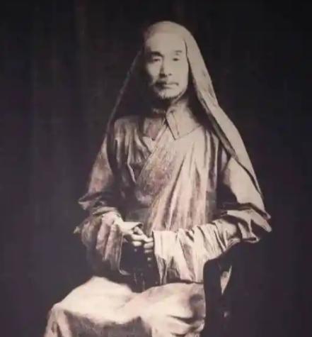 弘一法师晚年，四肢浮肿溃烂，拒绝服药，直面死亡。临终前，他将弟子叫到身边，再三叮