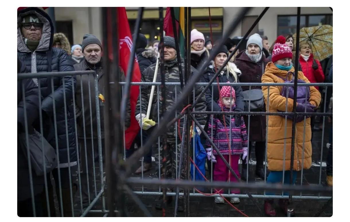 现实中，这事出现了，一个乞丐摆出有地位的样子告诉你:想和我好吗？可以，给我买别墅