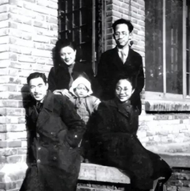 1950年，台湾一名女地下党在宿舍被捕，临走前祈求道：“我一个女人家，总得让我换