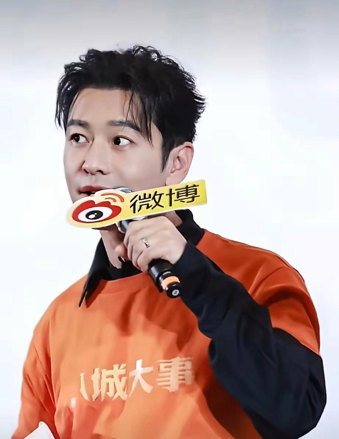 赵丽颖这一手救场，直接给内娱综艺上了堂“危机公关”大师课！黄晓明T恤印花出错，