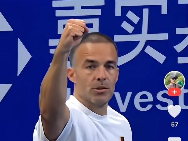 有一人比钦文夺冠更开心，那就是里巴颁奖仪式上，里巴站在教练席那一块，笑得眼睛都