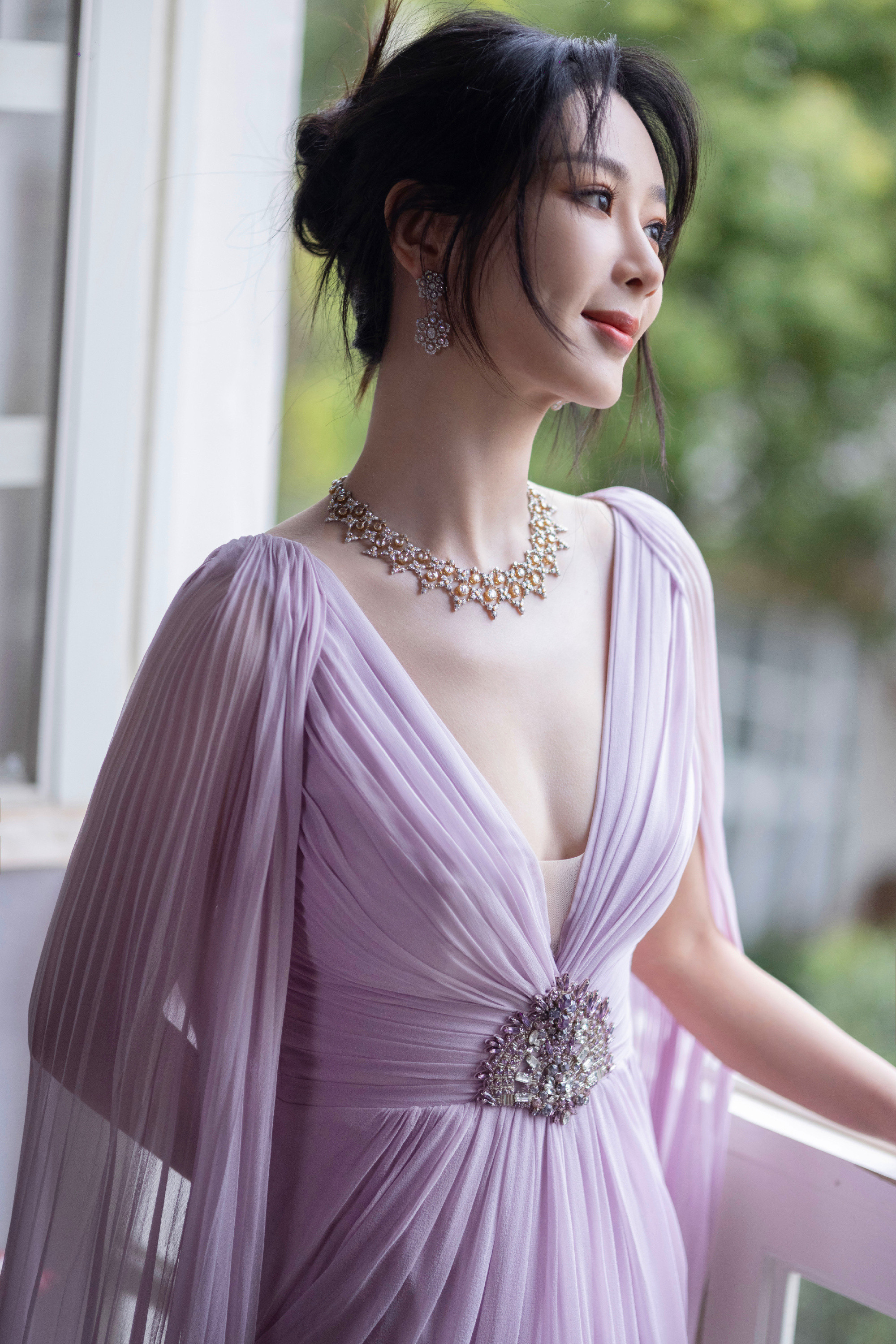 杨紫，一袭紫色深v纱裙，浪漫出彩