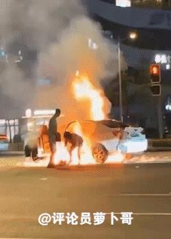 心态是真的好！自家车烧了，这一家三口人竟然乐得跟过年一样，尤其是小男孩蹦蹦跶跶