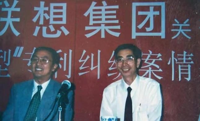1999年，倪光南被联想扫地出门，没拿到半点股份。当时的柳传志发布这个消息时，在