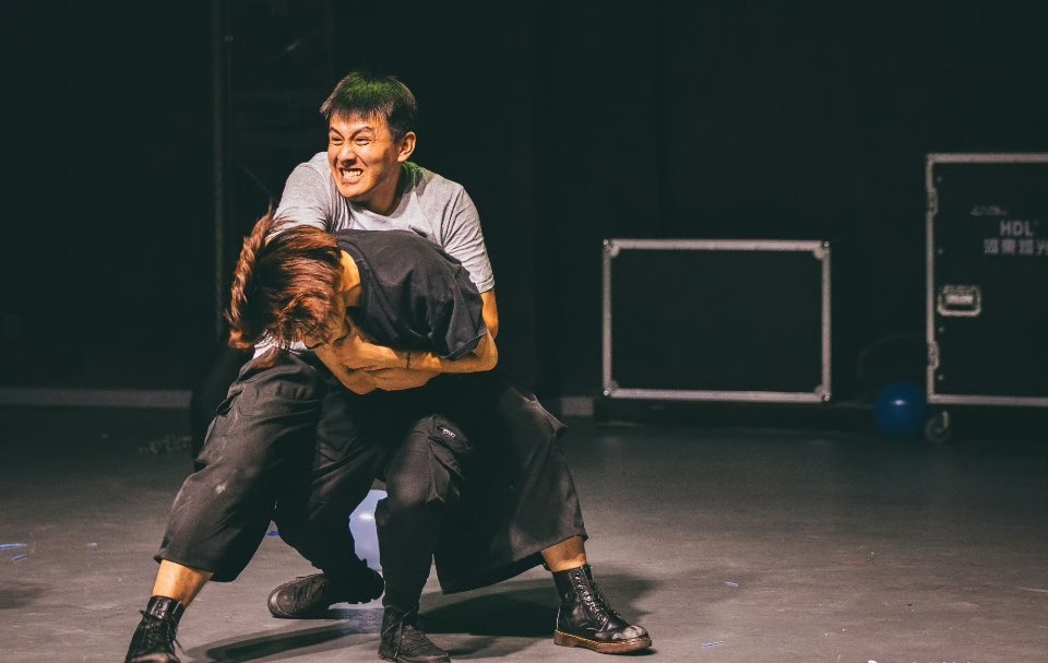 多位顶流短剧演员转行演话剧刘萧旭他本身就是科班出身、扎根舞台多年的话剧演员，此番