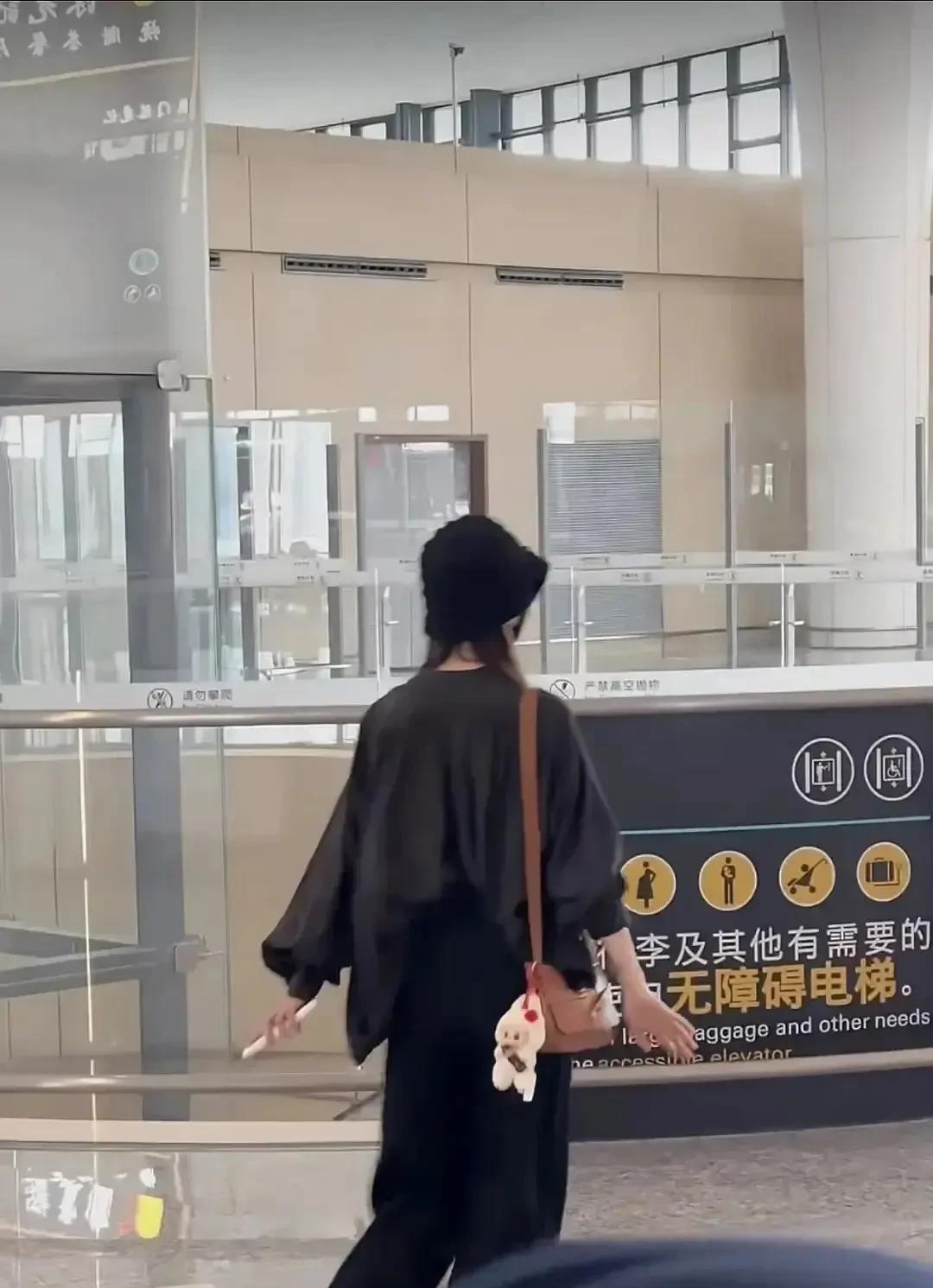 白敬亭宋轶稳稳的幸福今天在机场秀同款挂件在一起有三年了，还是和初恋一样甜蜜