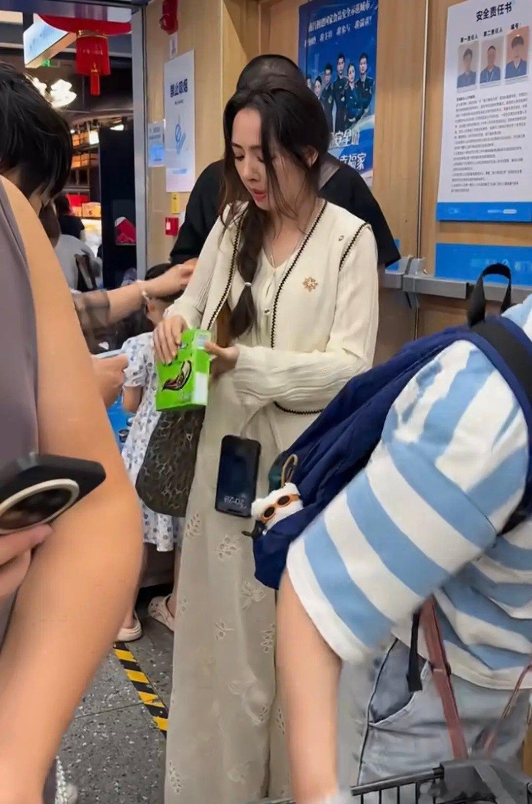 郭碧婷现身江西南昌：长裙麻花辫好文艺，生图好美状态佳​​​
