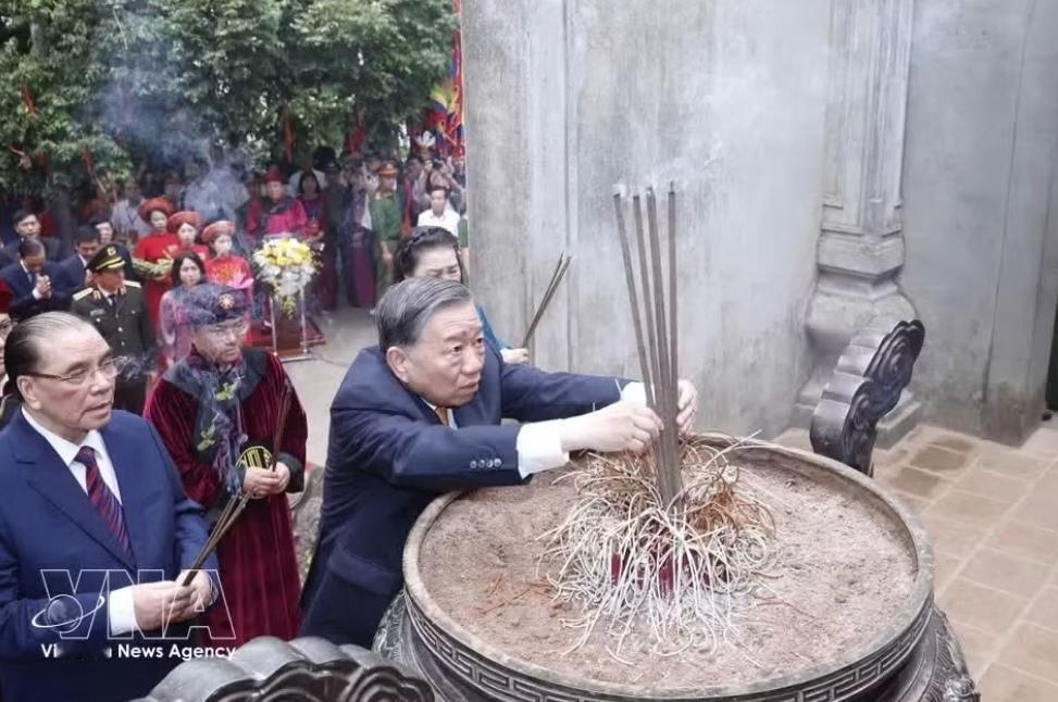 今天4月26日（即农历三月初十）越南全国各地隆重举行雄王祭祀大典，就连苏