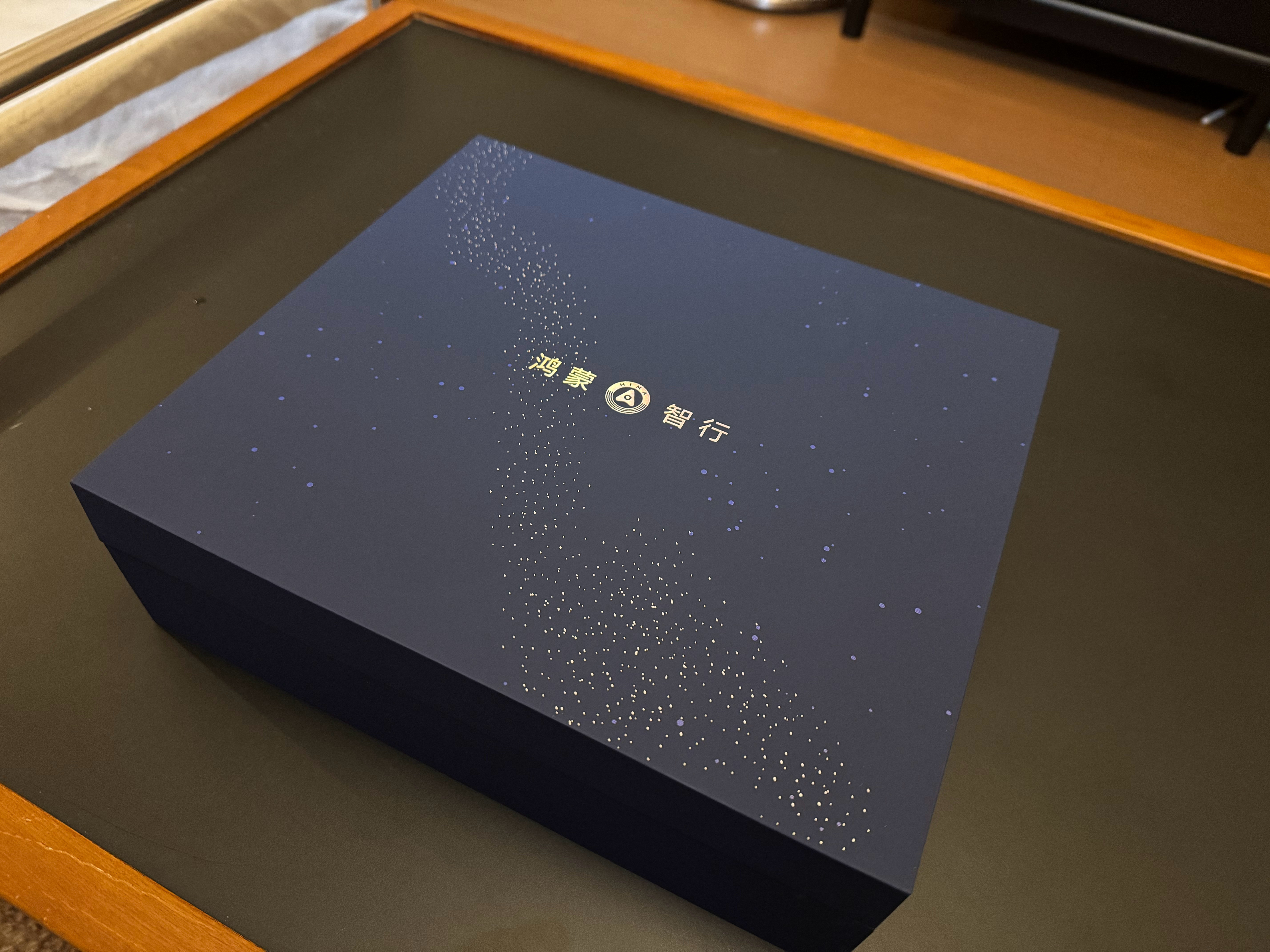 收到享界S9T的礼品了，一个水杯、两盒茶叶、一瓶蜂蜜，看了一下价格400多。​
