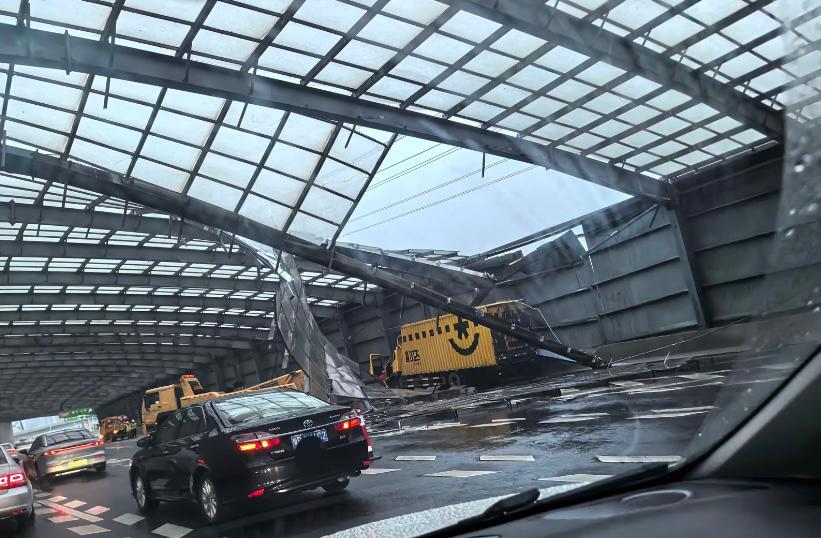 6月17日深圳南坪快速道路塌陷，罪魁祸首竟是一辆黄色快递货运车。快递车撞到防撞墙