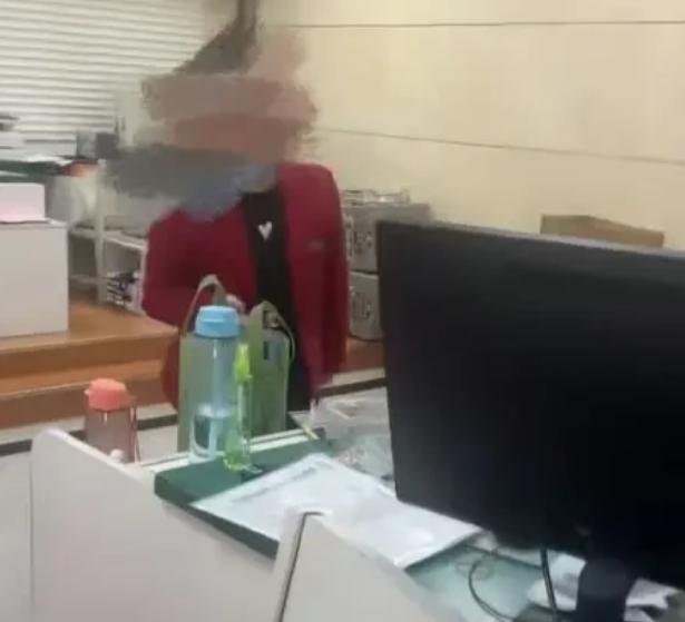 太炸裂了！湖北十堰，网友带八十多岁老人去挂号，眼瞅着别人免单自己掏钱，随口问一句
