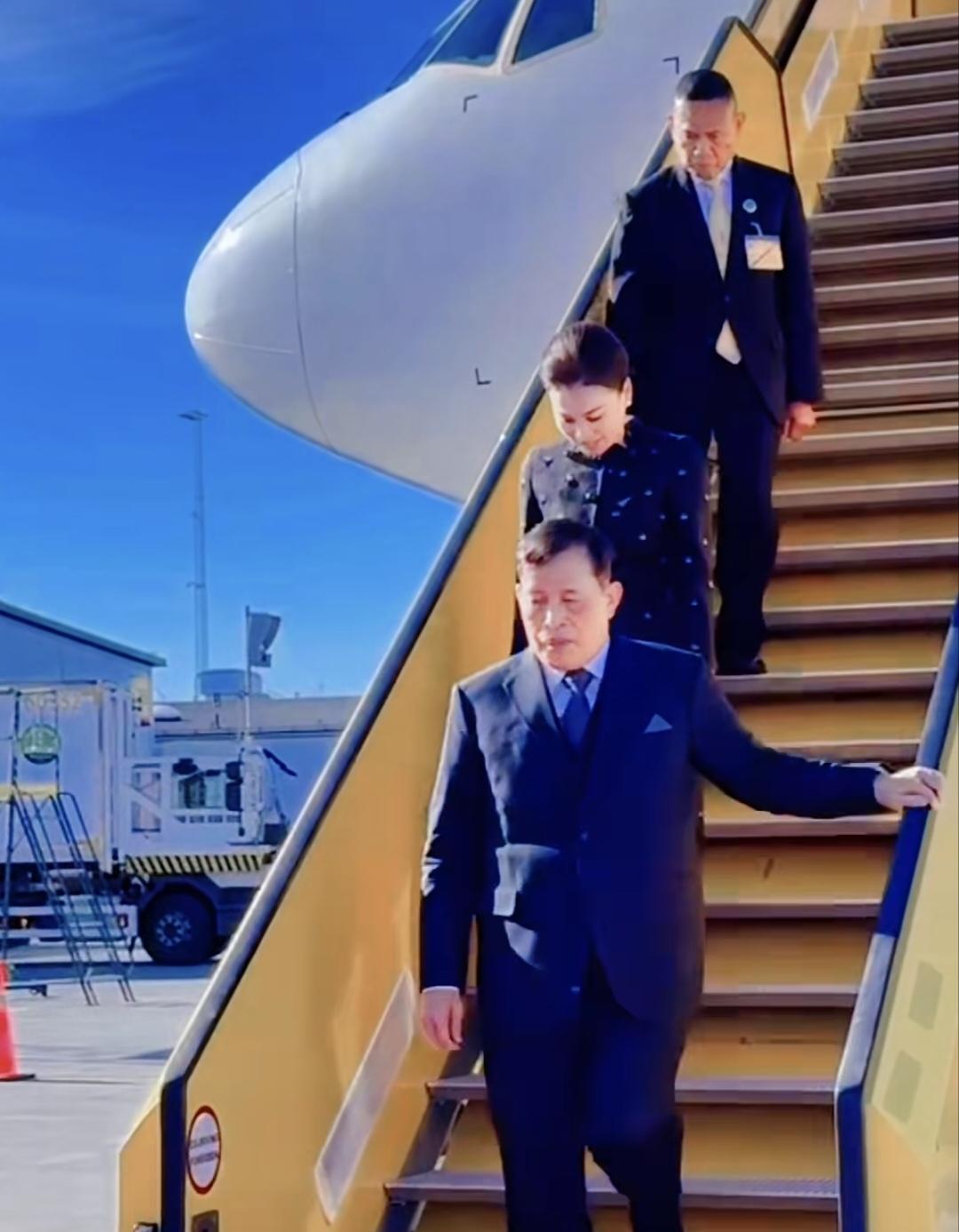 泰王苏提达王后于当地时间4月29日，乘航班抵达瑞典进行国事访问！苏提达王后一直跟