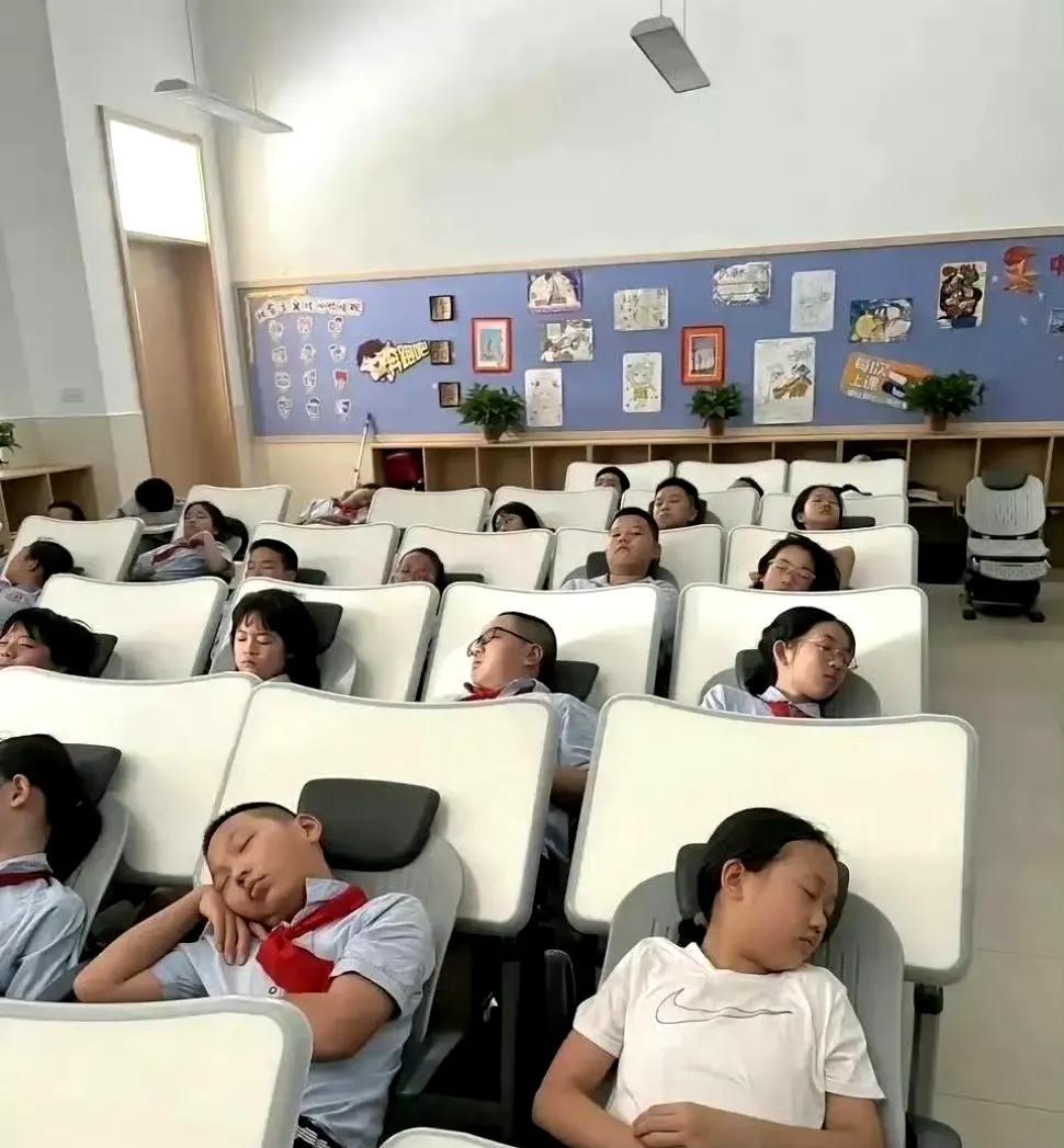 网上家长晒出孩子小学的午睡条件，差距大得让人惊掉下巴。沿海地区有些学校，教室里是