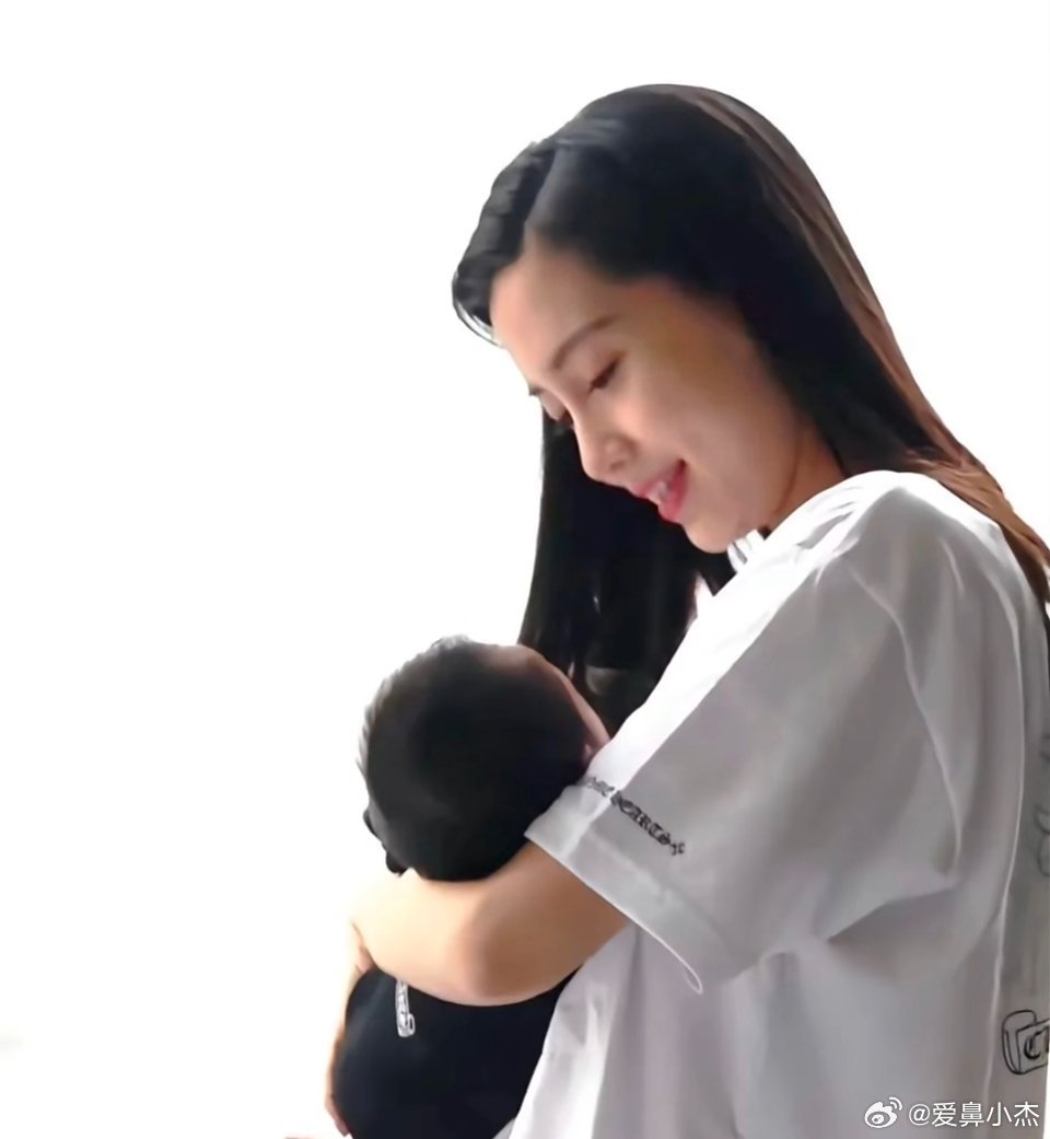 小海绵一出生就是顶流待遇｜angelababy小海绵🧽:最好的妈妈，我爱妈妈