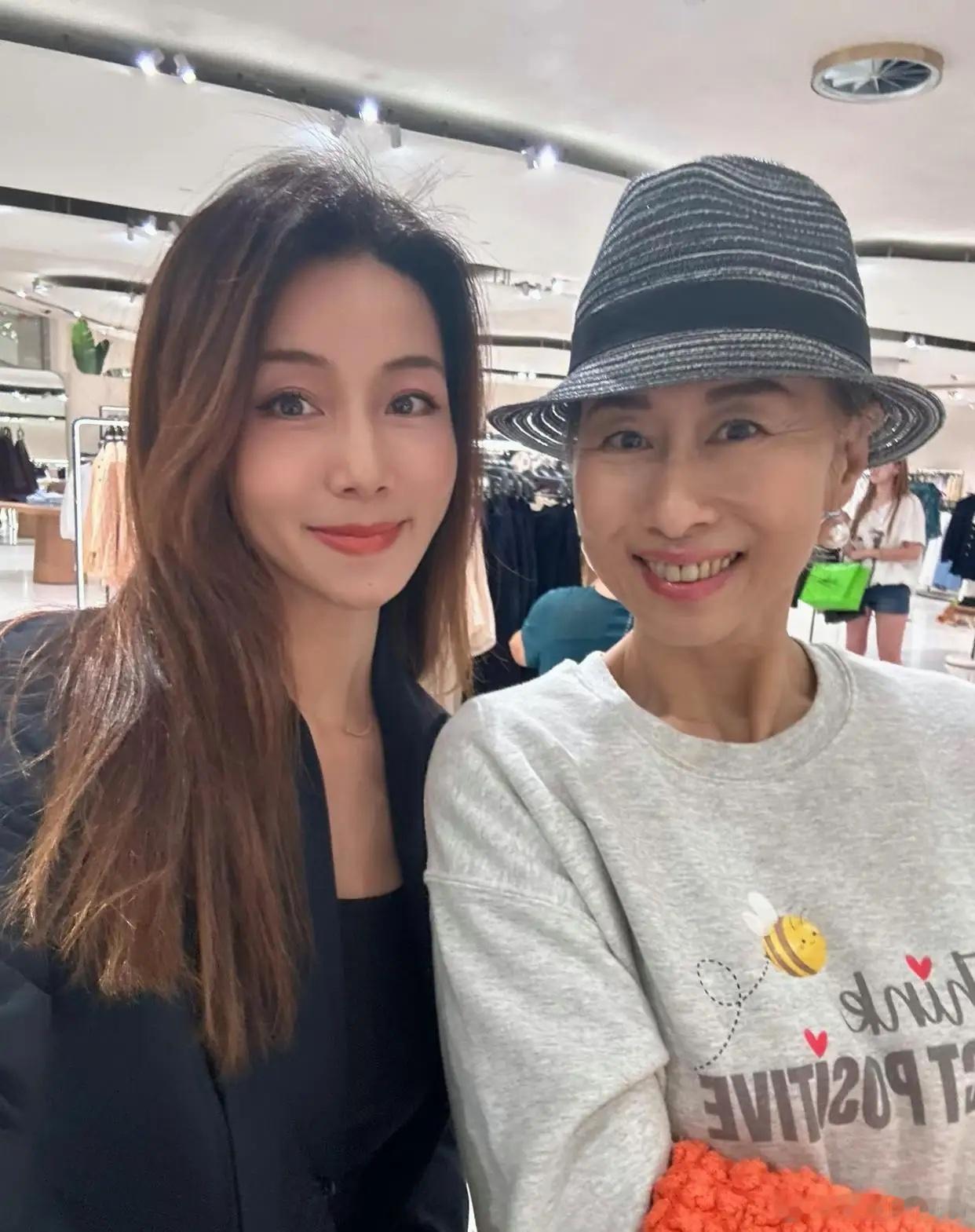 79岁林子祥和65岁叶蒨文在香港中环逛街买衣服、吃饭被偶遇。夫妻俩穿衣打扮休闲低