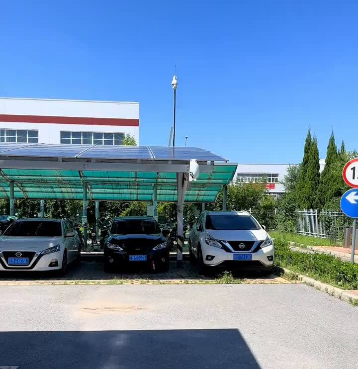 今天来到了东风日产员工停车场，看看员工都开什么车。·首先第一台楼兰，第二台轩