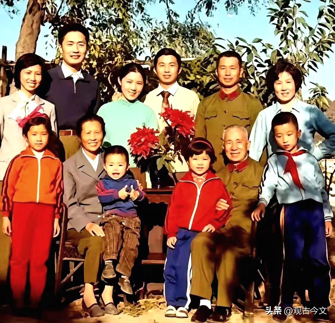 1983年，粟裕大将人生最后一张完整全家福，儿孙绕膝，温馨幸福。
