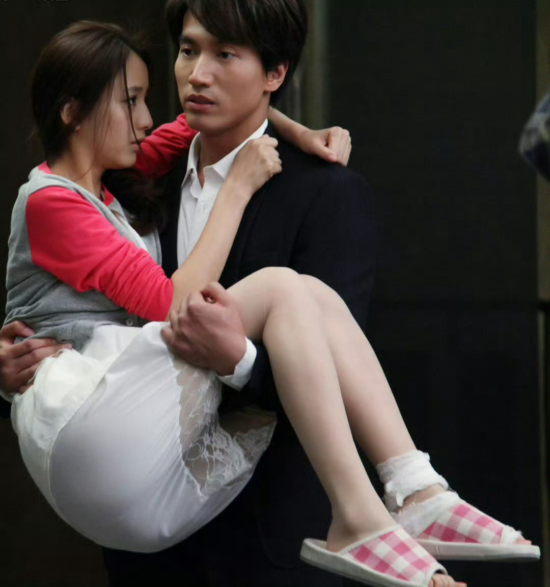 抱着佟丽娅的男人是谁？