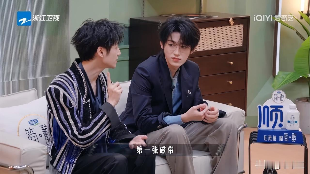 罗云熙看到偶像陈小春后，激动地说：“我当年看《鹿鼎记》时，就很喜欢你。我还特意去
