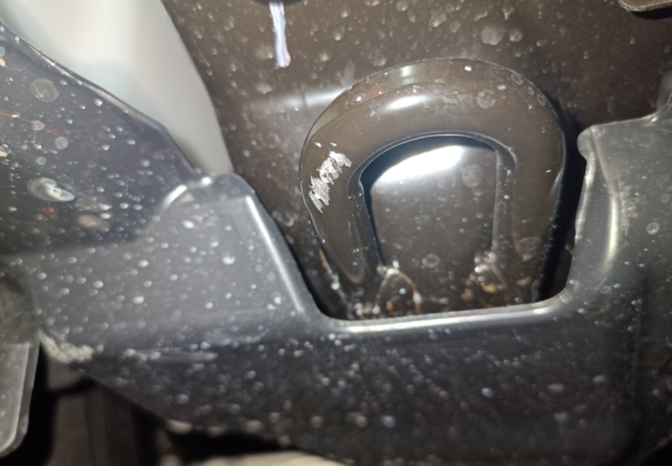 关于雅阁前底盘的划伤这台雅阁呢是我上周星期的才不到一周，然后底盘那里就被一个1