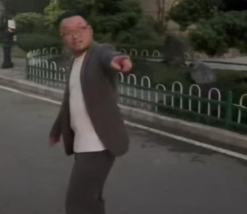 重庆殴打遛狗女子的男人露正脸了,就这位眼镜男!据说是做市政工程的,有点权也有点钱