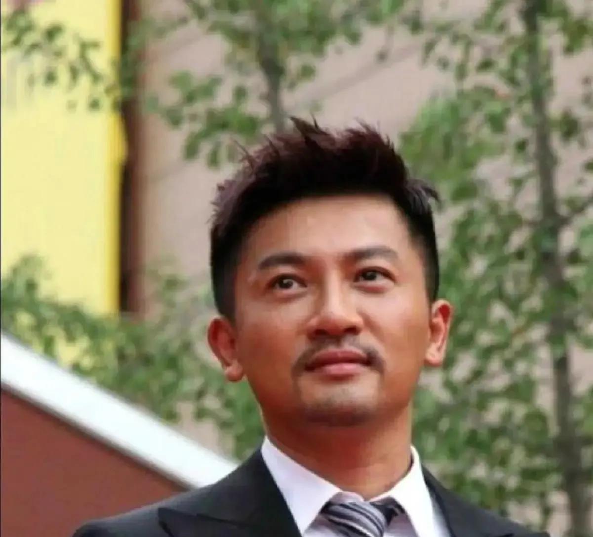 左边这个是苏有朋，一眼就认出来了，你要说右边这个也是苏有朋，我是真的没有认出来！