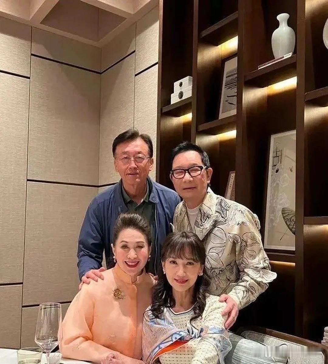 赵雅芝参加一场富婆聚会，难得的是，她晒出的照片没有开美颜。镜头之下，不再是不老女
