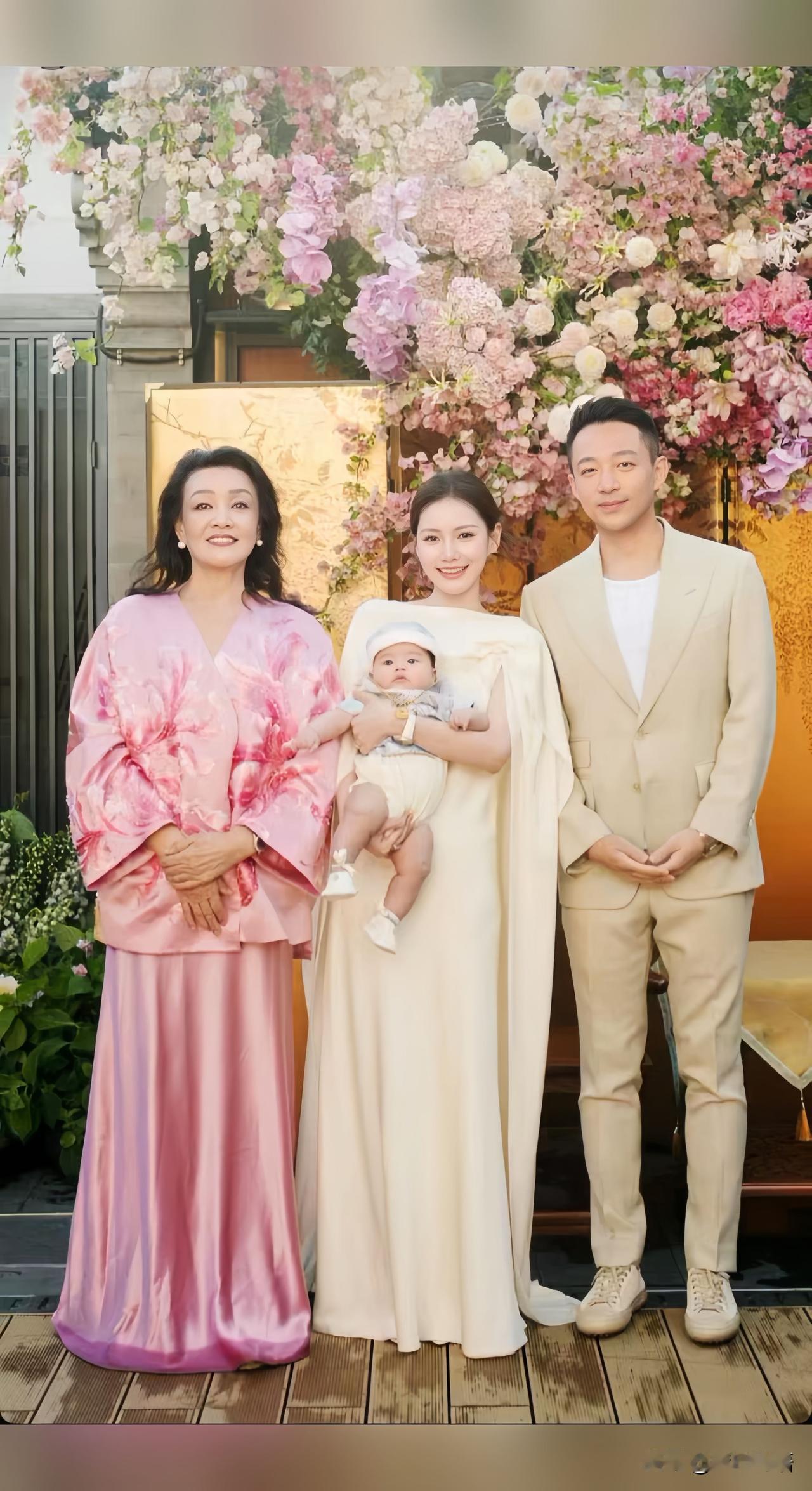 汪小菲马筱梅儿子百日宴更多现场照片怎么能少得了兰姐与汪小菲马筱梅和汪吉辰的合照