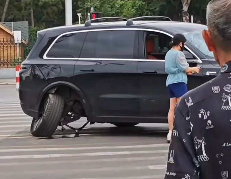 奇葩！后悬架被蹭断了，4s店的来了第一件事就是把车标盖好！要不怎么说4S店是