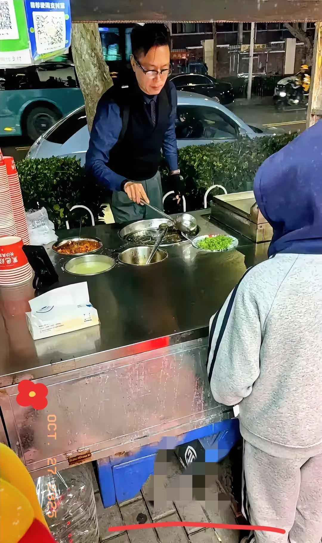 今天在青岛街头看到的一幕，我估计这辈子都忘不了。一个穿着全套西装、打着领带的大
