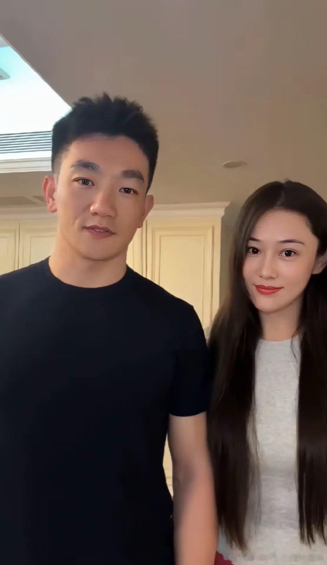 张馨予陪老公参加战友婚礼，39岁何捷脸肿又僵，老得很厉害像四五十，和从前帅小伙判