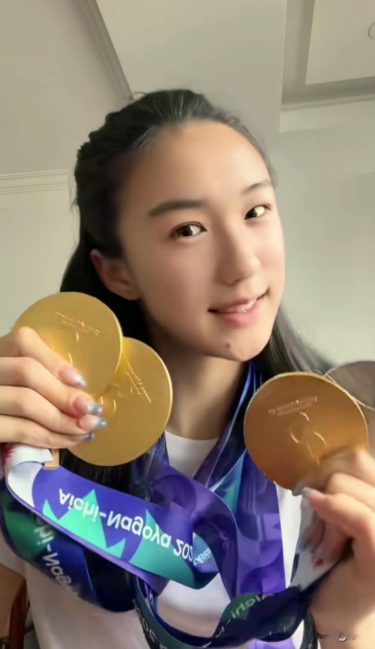 陈妤颉小孩姐，我劝你低调点，回到浙江就发了一条视频，手上还拿着3金一银，这得让多