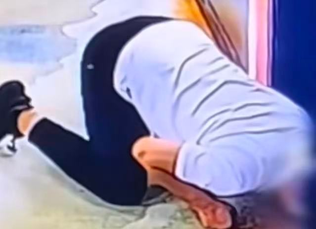 #太原无业男子在酒店趴地偷窥#【太原39岁无业男子在酒店趴地偷窥，被发现后逃跑！