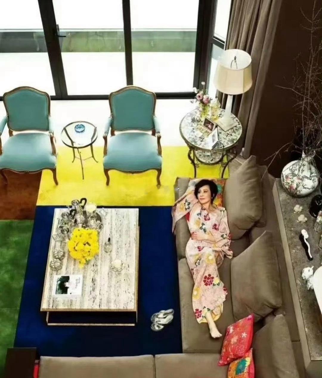 刘嘉玲这是无声的炫富啊